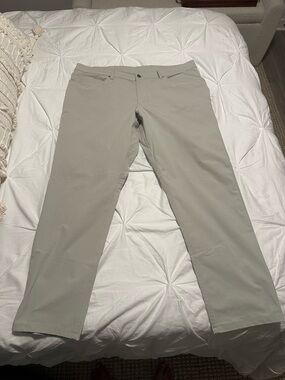 lululemon athletica Men's Chinos in Light Gray